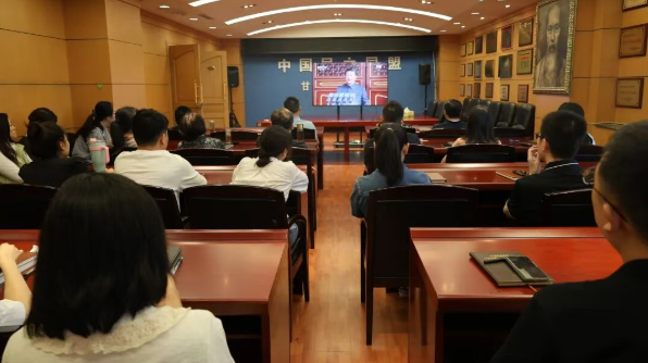 民盟省委會(huì)機(jī)關(guān)集體收看紀(jì)念中國人民抗日戰(zhàn)爭暨世界反法西斯戰(zhàn)爭勝利80周年大會(huì)